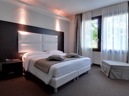 Prodotti tessili ignifughi Padova: tendaggi, copriletti e scaldapiedi - Scivoli & Scorrevoli Tendaggi ignifughi per hotel